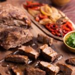 Rita Lobo Instagram - Essa é pra você que já tá com a carne e a cerveja na mão, mas tem medo de ficar sem churrasco se o tempo virar. Com a nova linha de fornos @electroluxbr, a solução vai sair melhor que a encomenda: fraldinha assada na cerveja. Esse forno elétrico é o único modelo da Electrolux com a tecnologia VaporCrisp, que deixa a carne com uma camadinha crocante deliciosa e supersuculenta por dentro. O passo a passo tá no vídeo. A receita do molho você também encontra no site Panelinha.com.br, junto de todas as minhas receitas. No site da #electroluxbr você encontra o produto pelo código OE9XB.