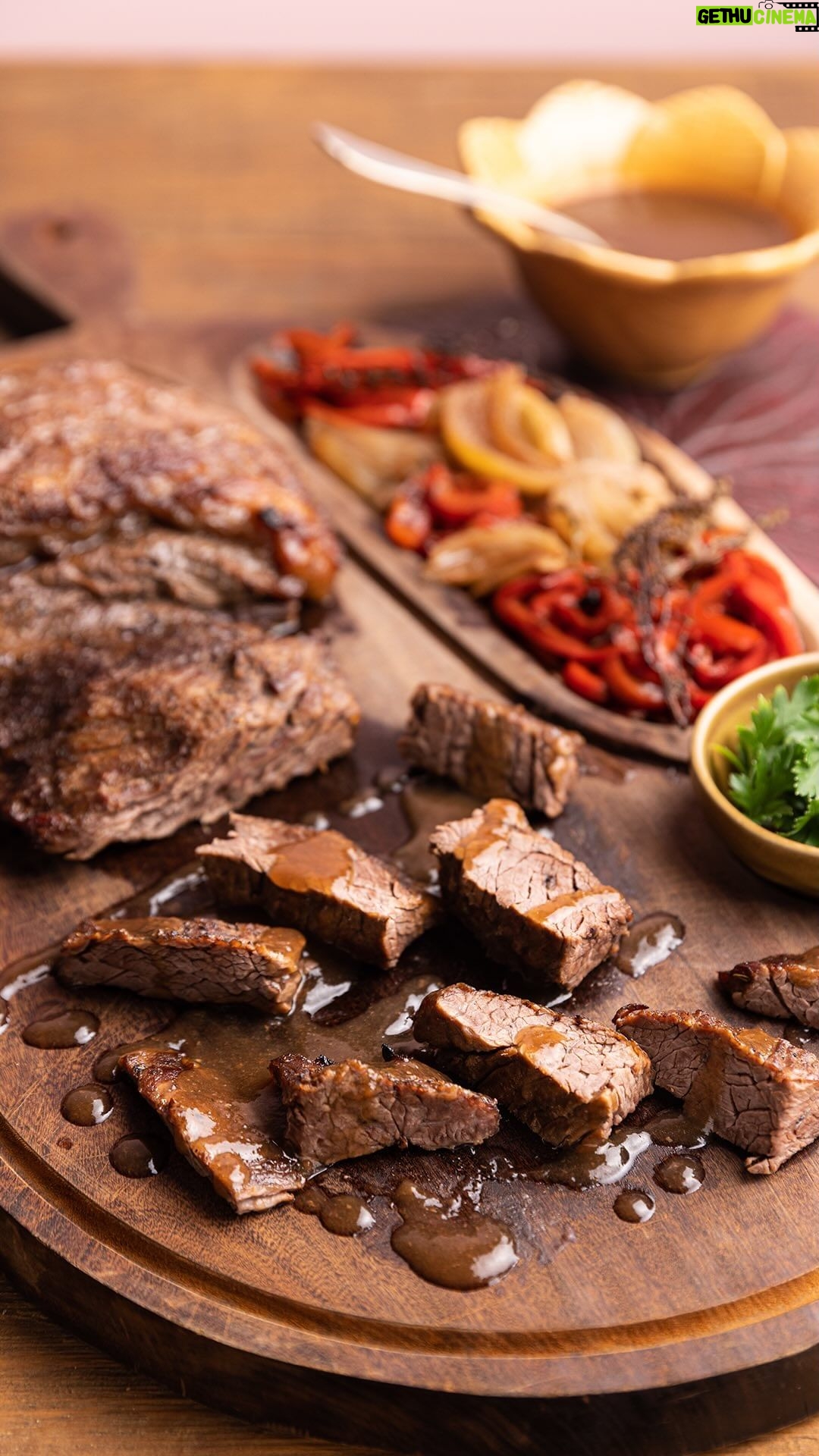 Rita Lobo Instagram - Essa é pra você que já tá com a carne e a cerveja na mão, mas tem medo de ficar sem churrasco se o tempo virar. Com a nova linha de fornos @electroluxbr, a solução vai sair melhor que a encomenda: fraldinha assada na cerveja. Esse forno elétrico é o único modelo da Electrolux com a tecnologia VaporCrisp, que deixa a carne com uma camadinha crocante deliciosa e supersuculenta por dentro. O passo a passo tá no vídeo. A receita do molho você também encontra no site Panelinha.com.br, junto de todas as minhas receitas. No site da #electroluxbr você encontra o produto pelo código OE9XB.