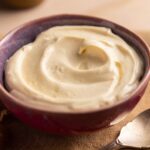 Rita Lobo Instagram - RECEITA: MAIONESE! Em menos de um minuto, você vê o passo a passo da maionese perfeita! No Cozinha Prática de hoje, resolvo os dramas culinários de receitas com ovos. Além da maionese, que não vai talhar, você vai ver como preparar o espaguete à carbonara sem erros e o ovo cozido com a gema dos sonhos. No programa, ainda mostro como salvar a sua receita com ovo que já deu errado: o carbonara vira fritata e os ovos cozidos que passaram do ponto se transformam em devilled eggs ou vão pra maionese de ovos cozidos. Todas as receitas já estão no Panelinha.com.br Depois de preparar, não esquece de postar e marcar #ReceitaPanelinha e #CozinhaPráticaNoGNT. Se o seu perfil for aberto, a gente consegue ver a sua foto! O Cozinha Prática inédito vai ao ar às segundas e quintas, às 21h30, no GNT.