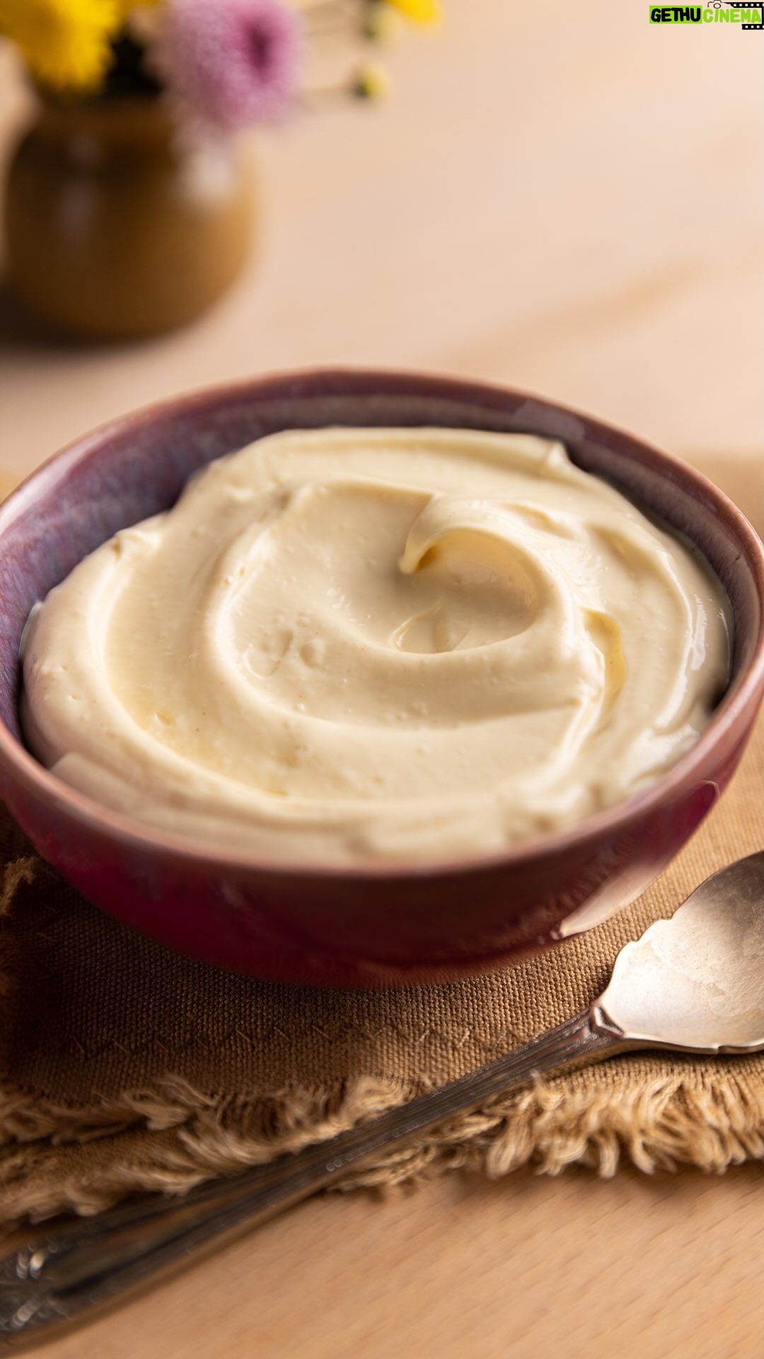 Rita Lobo Instagram - RECEITA: MAIONESE! Em menos de um minuto, você vê o passo a passo da maionese perfeita! No Cozinha Prática de hoje, resolvo os dramas culinários de receitas com ovos. Além da maionese, que não vai talhar, você vai ver como preparar o espaguete à carbonara sem erros e o ovo cozido com a gema dos sonhos. No programa, ainda mostro como salvar a sua receita com ovo que já deu errado: o carbonara vira fritata e os ovos cozidos que passaram do ponto se transformam em devilled eggs ou vão pra maionese de ovos cozidos. Todas as receitas já estão no Panelinha.com.br Depois de preparar, não esquece de postar e marcar #ReceitaPanelinha e #CozinhaPráticaNoGNT. Se o seu perfil for aberto, a gente consegue ver a sua foto! O Cozinha Prática inédito vai ao ar às segundas e quintas, às 21h30, no GNT.