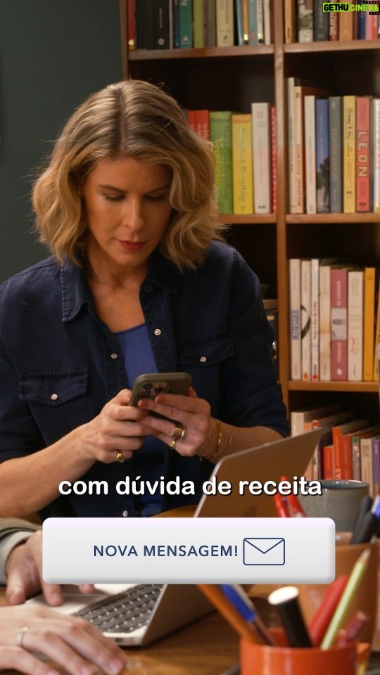 Rita Lobo Instagram - SEM PERRENGUE NA COZINHA! A temporada Dramas Culinários do Cozinha Prática já tá rolando. Toda segunda e quinta, às 21h30, tem episódio novo no GNT. A cada programa respondo dúvidas reais dos seguidores, mostro truques e técnicas pras receitas ficarem infalíveis e ainda dou várias ideias pra salvar aquela receita que você pegou por aí, e deu ruim. Quem tá curtindo levanta a mão. 🙋♀️