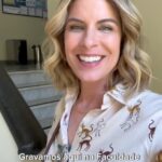 Rita Lobo Instagram - Dos stories pro feed! Essa semana, aproveitei que fui gravar na @fsp.usp usp e atualizei a minha carteirinha de vacinação do #SUS! E na sala de espera no posto de saúde teve muito bate-papo… Que demais ver que os seguidores valorizam não só as nossas receitas mas também conceitos que a gente vive divulgando nos nossos projetos. A divisão de tarefas talvez seja um dos mais importantes deles. Sem isso, fica muito difícil excluir os ultraprocessados da alimentação. E VIVA O SUS!