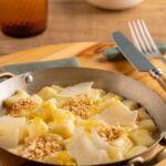 Rita Lobo Instagram - NHOQUE DE BATATA SEM DRAMAS! Nhoc, gnocche, gnoqui, enhoque… Nhoque é uma receita que cada um escreve de um jeito. Fica até difícil de achar uma boa receita! Mas depois desse vídeo seu nhoque nunca mais vai dar errado. O molho de limão é uma sugestão. E ele dá um toque de novidade pro prato. Na nova temporada do Cozinha Prática, Dramas Culinários, mostro as receitas e ainda explico técnicas e truques pra você não passar perrengue! E se a receita que você preparou já deu errado, mostro soluções: o nhoque vira um delicioso bolinho de batata com cenoura e abobrinha ou um nhoque crocante, você vai ver. Os novos episódios vão ao ar segunda e quinta, às 21h30, no GNT. Não vai perder, né? Depois de preparar as receitas, não esquece de postar e marcar #ReceitaPanelinha e #CozinhaPráticaNoGNT nas redes sociais pra gente ver!