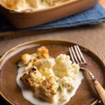 Rita Lobo Instagram - Você é como o Bruninho, que pensa que legume é só salada? Essa é pra você: couve-flor gratinada com molho branco e queijo parmesão. É irresistível! No novo forno da @electroluxbr, que tem o interior selado e retém melhor o calor, ela fica ainda mais gostosa. Por que choras, salada de alface? A receita tá no site Panelinha.com.br, com várias outras ideias pros novos fornos da Electrolux. No site da #electroluxbr você encontra o produto pelo código OE9XB.
