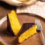 Rita Lobo Instagram - BOLO DE CENOURA SEM ERROS! Dá uma espiada no passo a passo do bolo de cenoura com cobertura de chocolate, campeão de audiência do site Panelinha. Ele é a estrela do episódio de estreia da nova temporada do Cozinha Prática. Na temporada Dramas Culinários, faço de tudo pra você não passar mais aperto na cozinha. Além da receita detalhadíssima, tiro dúvidas reais dos seguidores e ainda mostro alternativas pra dar a volta por cima se algo der errado. Tem muita coisa boa, você nem imagina! O Cozinha Prática vai ao ar segunda e quinta, às 21h30, no #GNT. Você vem? Depois de preparar as receitas não esquece de postar e marcar #ReceitaPanelinha e #CozinhaPráticaNoGNT nas redes sociais, pra eu ver sua foto.