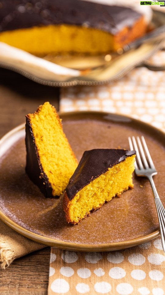 Rita Lobo Instagram - BOLO DE CENOURA SEM ERROS! Dá uma espiada no passo a passo do bolo de cenoura com cobertura de chocolate, campeão de audiência do site Panelinha. Ele é a estrela do episódio de estreia da nova temporada do Cozinha Prática. Na temporada Dramas Culinários, faço de tudo pra você não passar mais aperto na cozinha. Além da receita detalhadíssima, tiro dúvidas reais dos seguidores e ainda mostro alternativas pra dar a volta por cima se algo der errado. Tem muita coisa boa, você nem imagina! O Cozinha Prática vai ao ar segunda e quinta, às 21h30, no #GNT. Você vem? Depois de preparar as receitas não esquece de postar e marcar #ReceitaPanelinha e #CozinhaPráticaNoGNT nas redes sociais, pra eu ver sua foto.