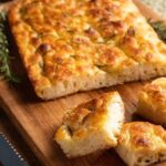 Rita Lobo Instagram - Essa é pra você, Giovana, que arrasa nos looks e tá sempre ligada nas novidades. Se liga no passo a passo dessa focaccia sem sova com alecrim, que nunca sai de moda. E, se usar o forno do novo fogão da @electroluxbr, aproveita a função que cria vapor e melhora a textura e até a aparência dos pães. Curtiu a receita? O passo a passo completo tá em Panelinha.com.br No site da #electroluxbr, você encontra o produto pelo código FE5DP.
