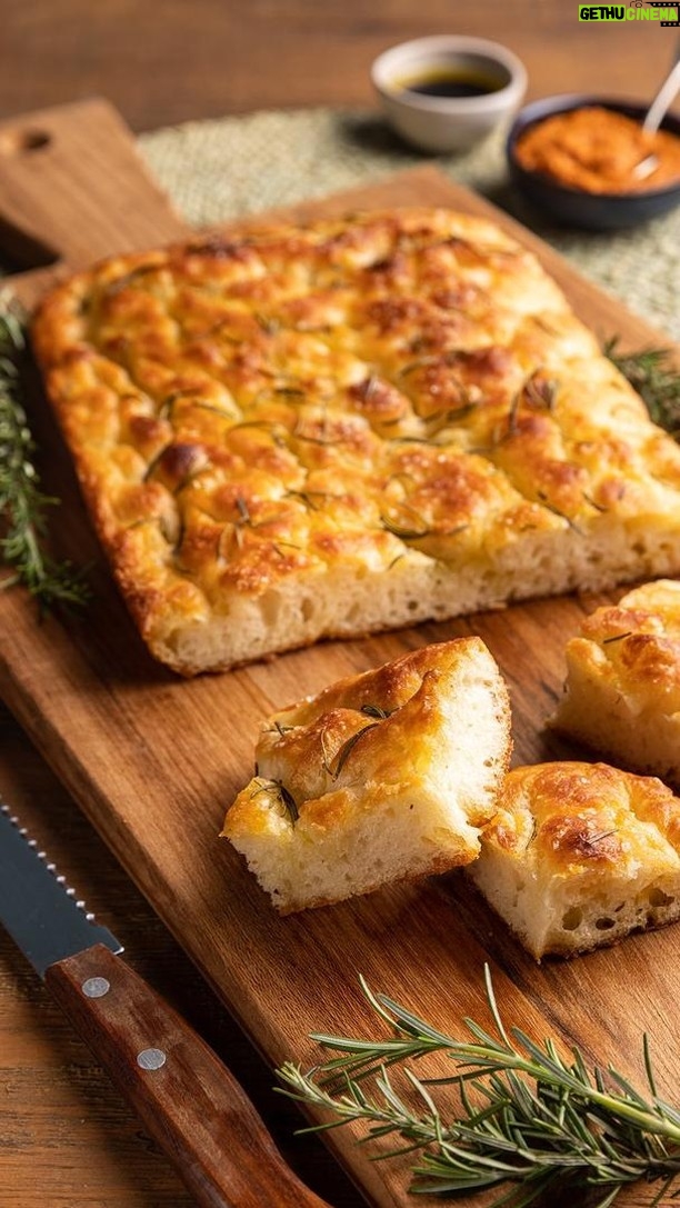 Rita Lobo Instagram - Essa é pra você, Giovana, que arrasa nos looks e tá sempre ligada nas novidades. Se liga no passo a passo dessa focaccia sem sova com alecrim, que nunca sai de moda. E, se usar o forno do novo fogão da @electroluxbr, aproveita a função que cria vapor e melhora a textura e até a aparência dos pães. Curtiu a receita? O passo a passo completo tá em Panelinha.com.br No site da #electroluxbr, você encontra o produto pelo código FE5DP.