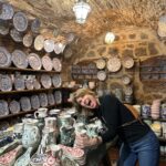 Rita Lobo Instagram - Uma parte importante das minhas viagens é ver cerâmicas — olha aí a louca das louças atacando em Toledo, na Espanha! Aliás, quer que eu te conte dessa fábrica aí da foto? Bom, mas além de comprar peças que depois você vai ver nas fotos do Panelinha, eu também me inspiro pras minhas coleções da marca @AcervoPanelinha. A Linha Alfaiataria, o lançamento mais recente, é inspirada nos meus tecidos favoritos: JEANS, LINHO E SARJA. Quando criei essas peças, pensei em algo que pudesse ser usado no dia a dia e que também deixasse a mesa arrumada. E até a comida mais bonita. Posso provar! É só arrastar pro lado pra ver! As peças são confeccionadas em stoneware, um material super-resistente, e têm esmaltação com reagente, que confere a cada peça um acabamento único, exclusivo. No Panelinha.com.br, você encontra todas as peças e todas as minhas receitas. Aliás, as receitas que das fotos são: - Risoto de alho-poró no prato raso Jeans - Torrada de pão integral com goiabada e requeijão no prato multiuso Linho - Rondelli de ricota com espinafre no prato fundo Sarja - Pudim de leite sem furinhos no prato de sobremesa Jeans - Nhoque com molho de limão no prato fundo Linho - Filé de frango marinado com laranja e alecrim na travessa oval Sarja #ReceitaPanelinha #RitaLobo #ComidaDeVerdade #ReceitaPratica