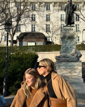 Rita Lobo Instagram - Minha filhota, eu e… Goya! Hoje foi dia de ver as Pinturas Negras no Museu do Prado, aqui em Madri. 🇪🇸 Quer dizer, entre tantas outras andanças… ❤️ Como a gente anda quando tá viajando, né?