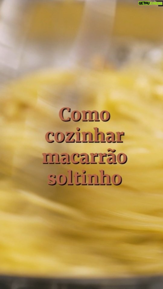 Rita Lobo Instagram - Domingo é dia de macarronada e eu fiz um passo a passo do macarrão soltinho pra você. 🍝 Por exemplo, sabia que colocar óleo na água do cozimento não é uma boa ideia? Ele cria uma película escorregadia na massa e, com isso, o molho não adere e o resultado é um prato menos saboroso. Agora me conta: qual é o seu molho favorito? No Panelinha.com.br tem mais de 150 receitas! E nos stories tem algumas ideias esperando por você. Bom domingo! 😊 #ReceitaPanelinha #RitaLobo #ComidaDeVerdade #ReceitaPratica