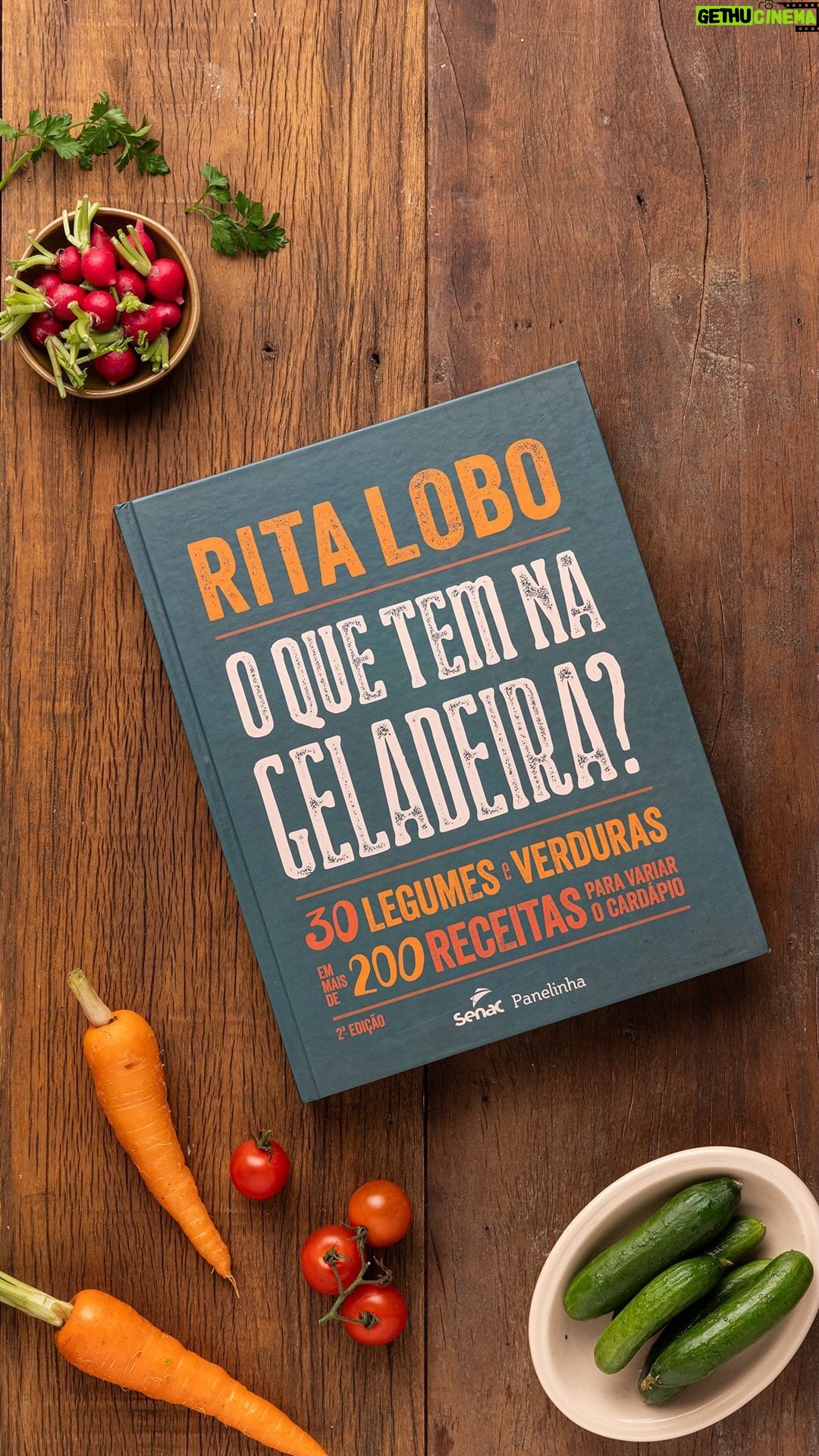 Rita Lobo Instagram - Comenta um legume que tem na sua geladeira, e a gente manda uma receita pra você por direct. Valendo! O meu livro ‘O Que Tem na Geladeira’ é a solução pra quem precisa incluir mais legumes e verduras no dia a dia. São mais de 200 receitas pra aproveitar de jeitos deliciosos as 30 hortaliças mais comuns nas feiras e hortifrutis do país. Assim, sua alimentação vai ficar mais saborosa e saudável. O projeto tem também uma série no YouTube. É demais! Este livro, publicado em parceria com a @editorasenacsp, está à venda nas principais livrarias físicas e online do país. No Panelinha.com.br, você confere TUDO sobre o livro! #ReceitaPanelinha #RitaLobo #ComidaDeVerdade #ReceitaPratica