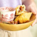Rita Lobo Instagram - Quem notou o segredo da massa de pastel? Comenta aqui!!!! Neste aniversário de São Paulo, que tal um pastelzinho caseiro? No recheio de carne, vai ovo de codorna e, pra acompanhar, um vinagrete bem miudinho. Você também pode aproveitar a massa pra provar o pastel de banana, que é sucesso na sobremesa. Ah, ou o crustoli, que vai bem com café. Só delícias! As receitas destes pastéis estão nos meus stories e também no Panelinha.com.br. E o Cozinha Prática vai ao ar no @gnt. #SãoPaulo470Anos #ReceitaPanelinha #RitaLobo #ComidaDeVerdade #ReceitaPratica