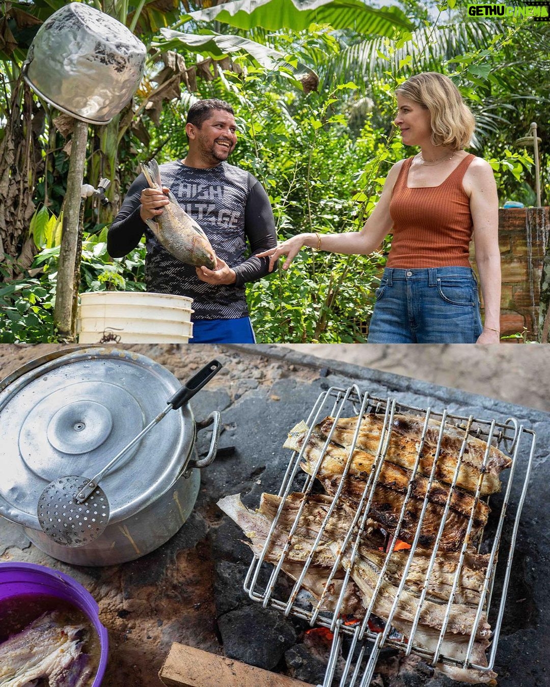 Rita Lobo Instagram - Ontem foi ao ar na @tvglobo o último episódio do Prato Feito Brasil, minha série documental, que agora está disponível no @globoplay. Foi uma alegria sem tamanho poder falar da riqueza da nossa dieta brasileira e contar histórias dos nossos cozinheiros e cozinheiras que fazem questão de preparar e comer arroz e feijão diariamente. O prato feito é um patrimônio nacional! E nós somos mais brasileiros porque comemos arroz com feijão. Muito, mas muito obrigada mesmo a você que me acompanhou nas últimas quatro semanas e fez dessa série o sucesso de audiência que foi. Agradeço também imensamente a todos na Globo que me apoiaram nessa aventura e fizeram esse Prato Feito a tantas mãos. A minha equipe, que está comigo em todos os projetos, além de agradecer, aproveito pra desejar boas férias! 😂 Pra quem se animou a cozinhar mais no dia a dia, lembro que todas as minhas receitas estão no Panelinha.com.br. #PratoFeitoBR #ReceitaPanelinha #RitaLobo #ComidaDeVerdade #ReceitaPratica