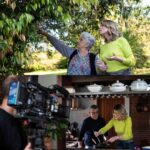 Rita Lobo Instagram - Ontem foi ao ar na @tvglobo o último episódio do Prato Feito Brasil, minha série documental, que agora está disponível no @globoplay. Foi uma alegria sem tamanho poder falar da riqueza da nossa dieta brasileira e contar histórias dos nossos cozinheiros e cozinheiras que fazem questão de preparar e comer arroz e feijão diariamente. O prato feito é um patrimônio nacional! E nós somos mais brasileiros porque comemos arroz com feijão. Muito, mas muito obrigada mesmo a você que me acompanhou nas últimas quatro semanas e fez dessa série o sucesso de audiência que foi. Agradeço também imensamente a todos na Globo que me apoiaram nessa aventura e fizeram esse Prato Feito a tantas mãos. A minha equipe, que está comigo em todos os projetos, além de agradecer, aproveito pra desejar boas férias! 😂 Pra quem se animou a cozinhar mais no dia a dia, lembro que todas as minhas receitas estão no Panelinha.com.br. #PratoFeitoBR #ReceitaPanelinha #RitaLobo #ComidaDeVerdade #ReceitaPratica