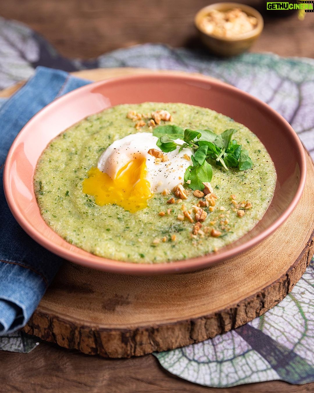 Rita Lobo Instagram - Tá sem tempo? A geladeira tá vazia? Vem que eu te ensino receitas com ATALHOS CULINÁRIOS que muita gente tem na despensa de casa. ovo + espinafre congelado + polenta = esse prato fantástico que tá na minha mão na primeira foto. 💁🏼♀️ Já falo de outras receitas (aliás, é só arrastar pro lado pra ver), mas antes, conhece os ATALHOS CULINÁRIOS que salvam refeições e são comida de verdade! Sardinha ou atum em conserva (lata ou vidro) Cuscuz de milho ou marroquino Feijão-branco ou grão-de-bico em conserva Legumes congelados em geral (não só espinafre) Bom, ovo e macarrão não precisa nem falar, né? Mas lentilha é uma boa de lembrar porque cozinha rapidinho na pressão. No Panelinha.com.br você encontra MUITAS RECEITAS PÁ-PUM, bem rapidinhas mesmo, preparadas com esses ingredientes-curinga. As receitas das fotos aqui do carrossel: - Polenta com espinafre e ovo de micro-ondas - Cuscuz de milho no micro-ondas com sardinha e legumes grelhados - Macarrão com molho de tomate na panela de pressão elétrica - Cuscuz marroquino com legumes a jato - Salada de feijão-branco com croûtons #ReceitaPanelinha #RitaLobo #ComidaDeVerdade #ReceitaPratica