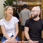 Rita Lobo Instagram – Finalmente fui conhecer a padaria @najanelapadaria, do Luiz Américo, autor dos livros Pão nosso e Direto ao pão, produzidos por mim e publicados pela Editora Panelinha.

A padaria fica em Higienópolis, em São Paulo, e tem esse nome, Na Janela, porque é um lugar pra passar, pegar o pão e levar pra casa. Se bem que tem café coado e dá pra comer umas coisinhas no banco que fica na frente… da janela!

Ele e os sócios, Marie Camicado e Fábio Kow (também conhecido como meu cunhado), criaram um conceito muito legal, que realmente privilegia os pães. 

Claro que durante as produções dos livros do @luizamericofcamargo eu provei todos os pães. Mesmo assim, na padaria, fiquei muito surpresa com o shokkupan, que é um pão de leite supermacio, e o beigale, uma rosquinha judaica que parece um biscoito. Ah, e ainda provei o pão de queijo! 

Super recomendo!!!!

#ReceitaPanelinha
#RitaLobo
#ComidaDeVerdade
#ReceitaPratica