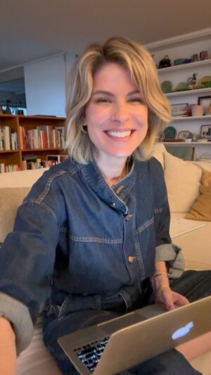 Rita Lobo Instagram - Vi uma notícia numa newsletter de Harvard que me chamou atenção e quis comentar aqui com você. “Não existe uma única dieta para melhorar a longevidade”, diz Frank Hu, Professor de Nutrição e Epidemiologia Faculdade de Saúde Pública de Harvard. Mas todas têm em comum o consumo de comida de verdade, ele comenta. E ainda orienta: inclua mais alimentos in natura e minimamente processados, especialmente os de origem vegetal, como hortaliças, grãos e frutas, em todas as refeições – e reduza o consumo de alimentos ultraprocessados, como salgadinhos e refrigerantes.

“Comer alimentos saudáveis em companhia não apenas nutre o nosso corpo, mas também a nossa alma”, finaliza o prof. Hu.

Parece que ele tá falando da Dieta Brasileira! E viva o pê-efe tradicional, que tem arroz, feijão, legumes e verduras e um pedaço de carne, pra quem come.