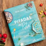 Rita Lobo Instagram - O que é uma pitada pra você? Um pouquinho de sal? De pimenta? De canela na maçã? (Humm, uma pitada de canela na hora de temperar a carne fica incrível, já provou?) No meu livro, porém, uma pitada é, acima de tudo, uma vontade de acrescentar algo especial ao momento. QUEM TEM O LIVRO COMENTA!!! Uma pitada pode ser na arrumação da mesa, na composição do prato, uma técnica culinária que facilite o preparo da refeição ou até na organização da cozinha – você vai ver que prato de bolo com pé vira um ótimo porta-temperos. Mas não pense que pitada é pitaco, não! Pitaco, a gente sabe, é coisa de sogra. (Não da minha, claro, que é maravilhosa! rs). O conteúdo deste livro foi testado, aprovado e fotografado ao longo de quase dois anos no Estúdio Panelinha. Junto com a minha equipe, a cada semana, escolhemos um tema para investigar e pesquisamos não apenas receitas, mas também ingredientes, utensílios, ideias de mesas, cardápios, sugestões de presente, livros. Tudo que tenha a ver com deixar a vida mais saborosa, em pitadas. Não é uma ideia linda? Na verdade, fiz esse livro pra incentivar você a ousar na cozinha. Ainda que em pitadas, e bem certeiras. Tem até sugestão de trilha sonora pra cada uma das receitas. Ele é bem diferentão. Pra saber mais, corre lá no site Panelinha.com.br. Tem até link pra você comprar sem sair de casa! Todos os livros da Editora Panelinha são publicados em parceria com a @editorasenacsp e estão à venda nas principais livrarias do país. #ReceitaPanelinha #RitaLobo #ComidaDeVerdade #ReceitaPratica