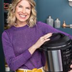 Rita Lobo Instagram - A turma do @Panelinha_RitaLobo não para de criar receitas novas! Nesse comecinho de ano, a cozinha de testes botou pra trabalhar a panela de pressão elétrica da minha linha #ElectroluxPorRitaLobo. Arrasta pro lado pra ver: •⁠ ⁠um antepasto de abobrinha PERFEITO pra um happy hour – sextou? Sextou!!! •⁠ ⁠uma lentilha que cozinha em 5 minutos. Só que aí, as culinaristas resolveram arrasar: elas misturaram um purezinho de berinjela defumada! Pensa na combinação de sabores?! EU PROVEI E AMEI! Se quiser fazer em casa, já sabe: é só correr lá no Panelinha.com.br. Essas duas receitas ACABARAM de ser publicadas lá no site e eu já tô LOKA pra saber o que você achou 😊 Pra conhecer as minhas panelas elétricas (de pressão, de arroz e a AirFryer), acesse o site da minha parceira @electroluxbr. #ReceitaPanelinha #RitaLobo #ComidaDeVerdade #ReceitaPratica