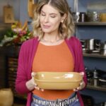 Rita Lobo Instagram - Você é time forno? Comenta aqui com coração! Na semana passada, falei das vantagens de usar uma frigideira. Mas como a gente gosta de diversidade e ama variar receitas, ingredientes e, claro, modos de preparo, agora é a vez de enaltecer o nosso amado forno! 🫶 Ele leva mais tempo pra preparar os alimentos, MAS VOCÊ FICA LIVRE, MEU AMOR!!! Fora que é ótimo pra preparar maiores quantidades de uma vez, seja o frango ou a batata, e ainda possibilita o preparo de um peixinho sem que a casa fique cheirando o dia todo! Arraste pra ver algumas ideias! E no Panellinha.com.br tem essas e muitas outras receitas que facilitam o seu dia a dia: 1. Robalo com crosta de castanha-de-caju 2. Coxa de frango assada com geleia de laranja e miniperas 3. Torta madalena com toque agridoce 4. Arroz de forno com legumes 5. Panqueca de carne com molho branco 6. Chuchu assado com especiarias 7. Couve-flor assada com especiarias 8. Cocada de forno com laranja #ReceitaPanelinha #RitaLobo #ComidaDeVerdade #ReceitaPratica