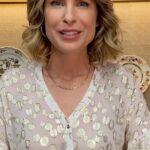 Rita Lobo Instagram - Três dicas pra dar glamour instantâneo pra mesa! Assista ao vídeo e depois use a criatividade, misture o que você tem em casa e transforme refeições cotidianas em momentos especiais. Pra facilitar a vida de quem salvou o post pra olhar na hora de arrumar a mesa: - Faca do lado direito; - ⁠Se tiver sopa, a colher também fica do lado direito; - Garfo do lado esquerdo; - ⁠Copo em cima da faca, primeiro o de água, depois de vinho (se tiver branco e tinto, é nessa ordem!). Pra otimizar espaço, o de espumante vai na frente, formando um triângulo; - ⁠Guardanapo pode ser em cima do prato ou ao lado do garfo. Dúvidas? Me conta aqui nos comentários que de repente faço mais vídeos sobre mesas charmosas e contemporâneas. Não tem nenhuma dúvida? Então me conta se faço o cardápio com ou sem carne! Abaixo o nome e o código dos produtos da @montecarlojoias pra você encontrar na loja: Anel Esmeralda: NIM03112 Anel Sensações: NIM033934 Anel Atração: NIM029565 Anel Fama: NIM031112 Anel Intense: NIM032671 Brinco Com Esmeralda: NIM033722 Brinco Prata Longo: NIM032671 Argola G Ouro Fosca: NIM031020 Argola Ouro G: NIM030987 Colar Elos Prata: NIM033588 Colar Prata Banhado: NIM031142 Colar Malha Torcida: NIM005789 #BrilheAVontade #Joia #Presente #RitaLobo #ComidaDeVerdade #ReceitaPratica