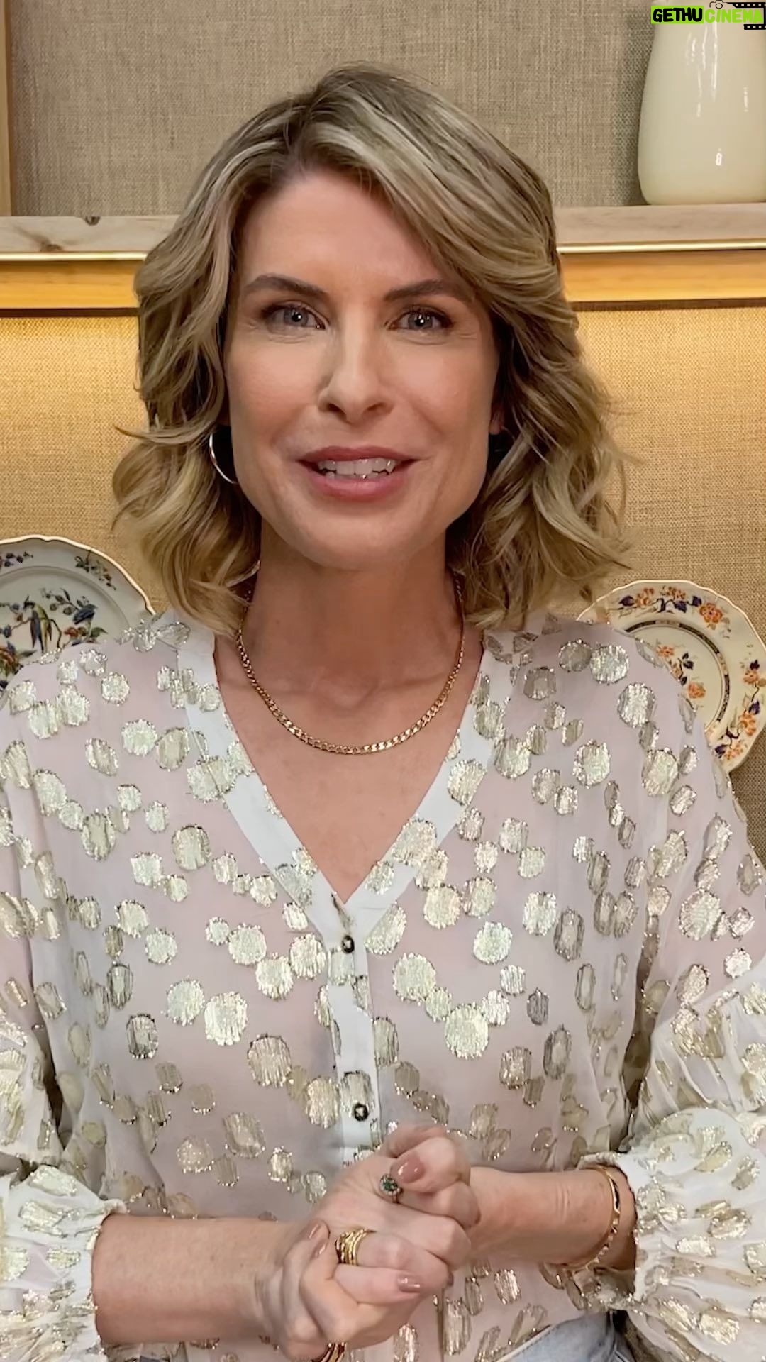Rita Lobo Instagram - Três dicas pra dar glamour instantâneo pra mesa! Assista ao vídeo e depois use a criatividade, misture o que você tem em casa e transforme refeições cotidianas em momentos especiais. Pra facilitar a vida de quem salvou o post pra olhar na hora de arrumar a mesa: - Faca do lado direito; - Se tiver sopa, a colher também fica do lado direito; - Garfo do lado esquerdo; - Copo em cima da faca, primeiro o de água, depois de vinho (se tiver branco e tinto, é nessa ordem!). Pra otimizar espaço, o de espumante vai na frente, formando um triângulo; - Guardanapo pode ser em cima do prato ou ao lado do garfo. Dúvidas? Me conta aqui nos comentários que de repente faço mais vídeos sobre mesas charmosas e contemporâneas. Não tem nenhuma dúvida? Então me conta se faço o cardápio com ou sem carne! Abaixo o nome e o código dos produtos da @montecarlojoias pra você encontrar na loja: Anel Esmeralda: NIM03112 Anel Sensações: NIM033934 Anel Atração: NIM029565 Anel Fama: NIM031112 Anel Intense: NIM032671 Brinco Com Esmeralda: NIM033722 Brinco Prata Longo: NIM032671 Argola G Ouro Fosca: NIM031020 Argola Ouro G: NIM030987 Colar Elos Prata: NIM033588 Colar Prata Banhado: NIM031142 Colar Malha Torcida: NIM005789 #BrilheAVontade #Joia #Presente #RitaLobo #ComidaDeVerdade #ReceitaPratica
