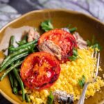 Rita Lobo Instagram - Salva essa receita que ela vai salvar aquela refeição nos dias de pressa este ano – ou de preguiça, né, quem nunca? 😅 O cuscuz de milho é preparado no micro-ondas e ganha legumes grelhados e uma sardinha (em lata, Brasil) refogada com limão. É pá-pum, é saudável, é MARAVILHOSA!! Salvou? Agora encaminha o vídeo pra quem também PRECISA ver esse passo a passo! #ReceitaPanelinha #RitaLobo #ComidaDeVerdade #ReceitaPratica