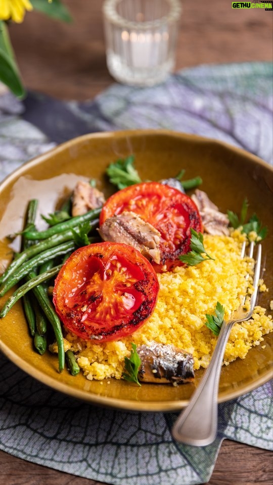Rita Lobo Instagram - Salva essa receita que ela vai salvar aquela refeição nos dias de pressa este ano – ou de preguiça, né, quem nunca? 😅 O cuscuz de milho é preparado no micro-ondas e ganha legumes grelhados e uma sardinha (em lata, Brasil) refogada com limão. É pá-pum, é saudável, é MARAVILHOSA!! Salvou? Agora encaminha o vídeo pra quem também PRECISA ver esse passo a passo! #ReceitaPanelinha #RitaLobo #ComidaDeVerdade #ReceitaPratica