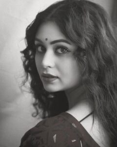 Ritabhari Chakraborty Instagram - वक़्त की क़ैद में ज़िंदगी है मगर चंद घड़ियाँ यही हैं जो आज़ाद हैं इनको खोकर कहीं, जान-ए-जाँ उम्र भर न तरसते रहो..