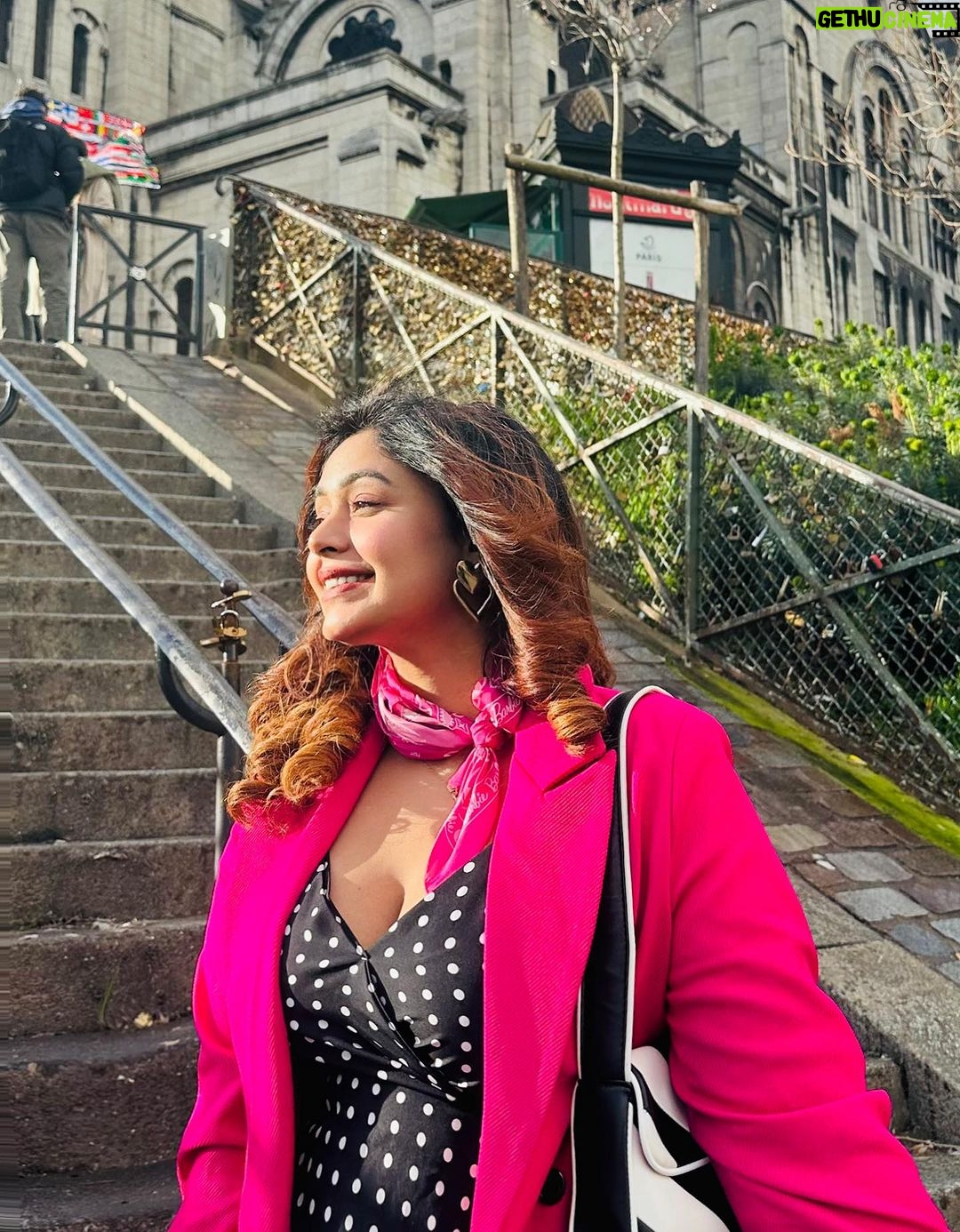 Ritabhari Chakraborty Instagram - Montmartre 💗 Paris! #sacrecoeurbasilica Paris, France
