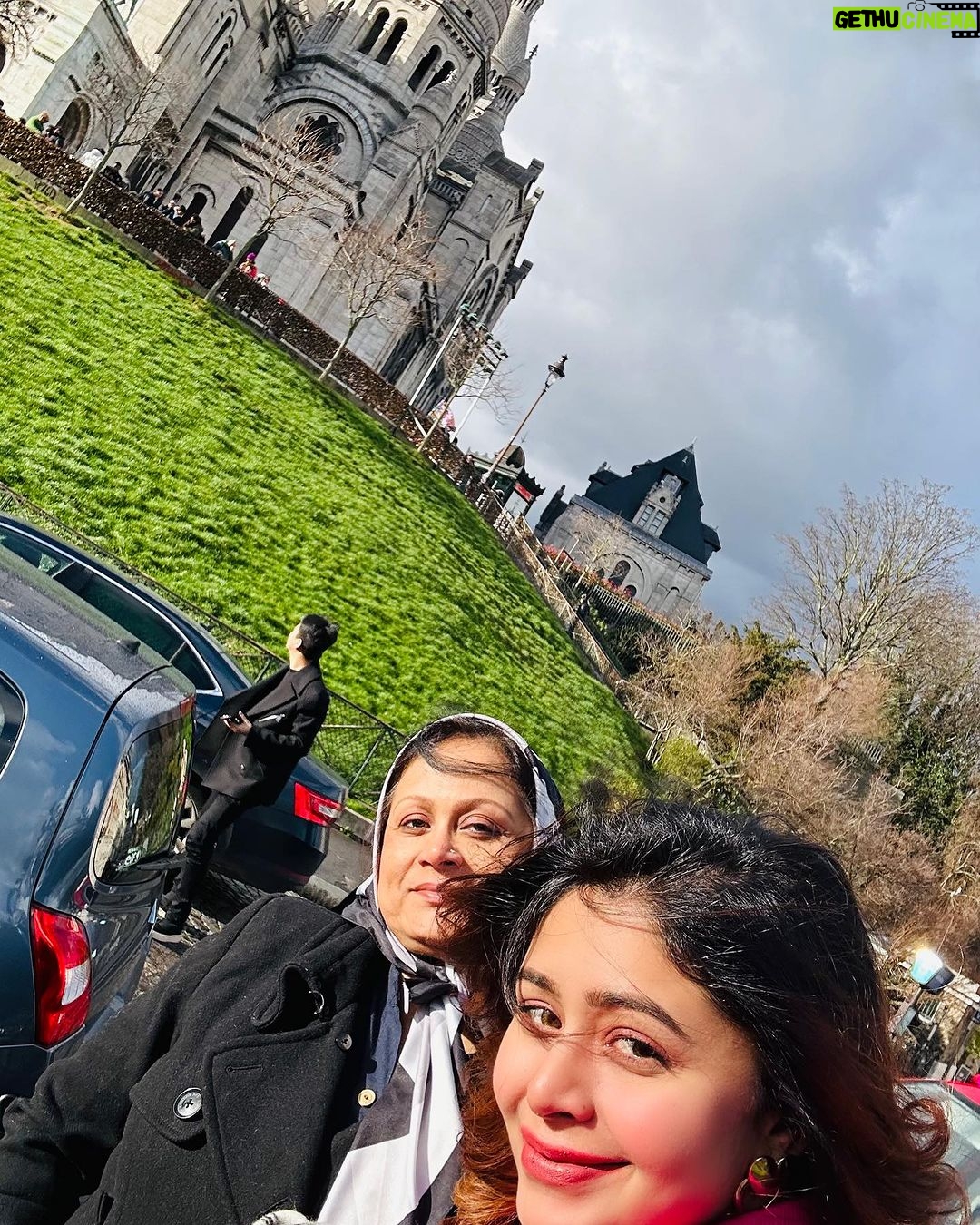 Ritabhari Chakraborty Instagram - Montmartre 💗 Paris! #sacrecoeurbasilica Paris, France