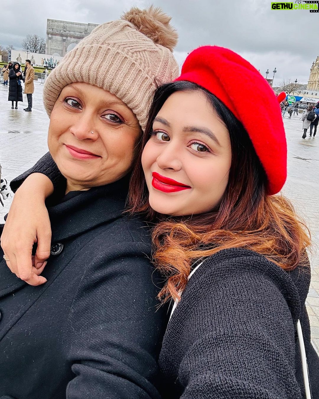 Ritabhari Chakraborty Instagram - Maa, Paris and Art all around ❤️ Missing Papa and Titin. Picture courtesy for all my pics @satarupasanyal Paris, France