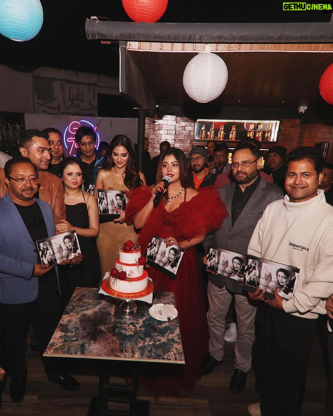 Ritabhari Chakraborty Instagram - Club Salon X Ritabhari chakraborty Calendar launch party ✨✨ Better late than never 🤣 Sharing some images from the amazing night. @nusratchirps Bonila i love you 😘 Thank you to everyone who joined me on this special evening. 5th year of the calendar. Pinch me now!