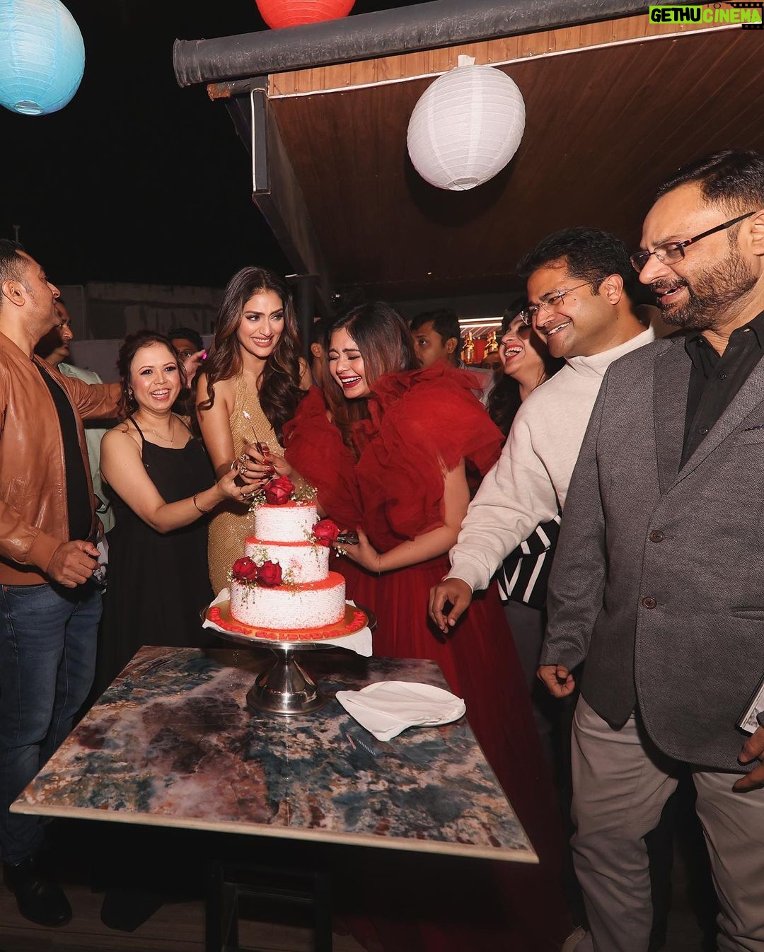 Ritabhari Chakraborty Instagram - Club Salon X Ritabhari chakraborty Calendar launch party ✨✨ Better late than never 🤣 Sharing some images from the amazing night. @nusratchirps Bonila i love you 😘 Thank you to everyone who joined me on this special evening. 5th year of the calendar. Pinch me now!