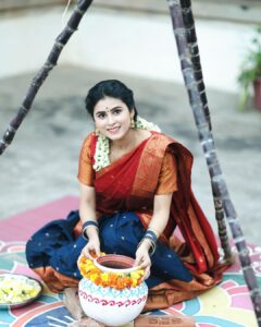 Rithika Tamil Selvi Instagram - இந்த தைத்திருநாள் முதல் விடியும் பொழுது எங்கும் கரும்பாய் இனிக்கட்டும்… அனைவருக்கும் இனிய பொங்கல் நல்வாழ்த்துக்கள்…!🌾🌞🐄🙏🏻 PC @knotphotography.inn Outfit @knotweddinghouse #rithika #tamil_rithika #rithikatamilselvi #pongal2024 #tamilfestival