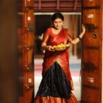 Rithika Tamil Selvi Instagram - இந்த தைத்திருநாள் முதல் விடியும் பொழுது எங்கும் கரும்பாய் இனிக்கட்டும்… அனைவருக்கும் இனிய பொங்கல் நல்வாழ்த்துக்கள்…!🌾🌞🐄🙏🏻 PC @knotphotography.inn Outfit @knotweddinghouse #rithika #tamil_rithika #rithikatamilselvi #pongal2024 #tamilfestival