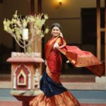 Rithika Tamil Selvi Instagram - இந்த தைத்திருநாள் முதல் விடியும் பொழுது எங்கும் கரும்பாய் இனிக்கட்டும்… அனைவருக்கும் இனிய பொங்கல் நல்வாழ்த்துக்கள்…!🌾🌞🐄🙏🏻 PC @knotphotography.inn Outfit @knotweddinghouse #rithika #tamil_rithika #rithikatamilselvi #pongal2024 #tamilfestival