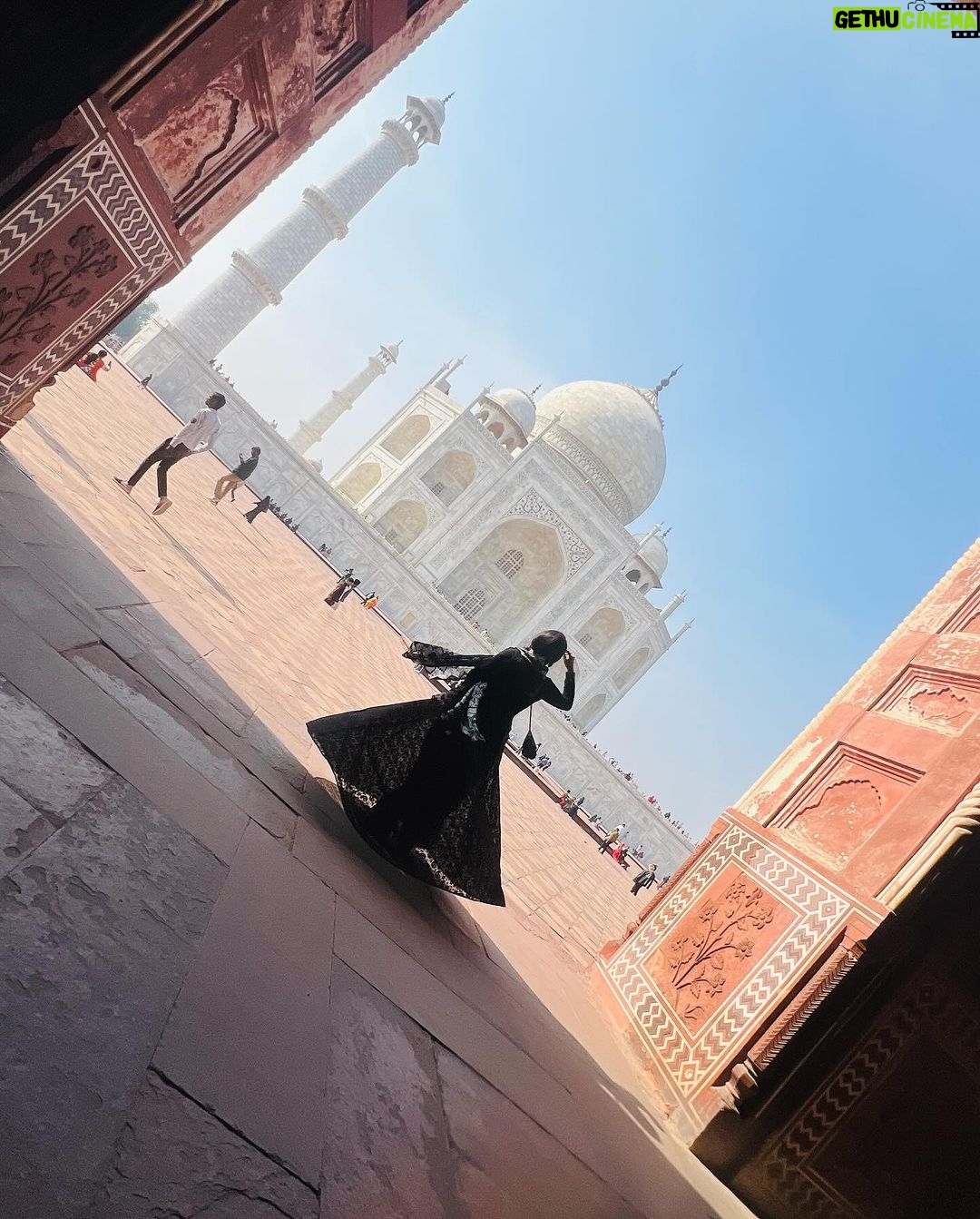 Rithika Tamil Selvi Instagram - Happy Valentine’s Day❤️ Spread love & peace ✌️🫶🏻😊 . . . . #wahtaj❤️ #tajmahal #tajmahalgallery #rithika #tamil_rithika #rithikatamilselvi #taj #valentinesday2024 Taj Mahal, Agra, India