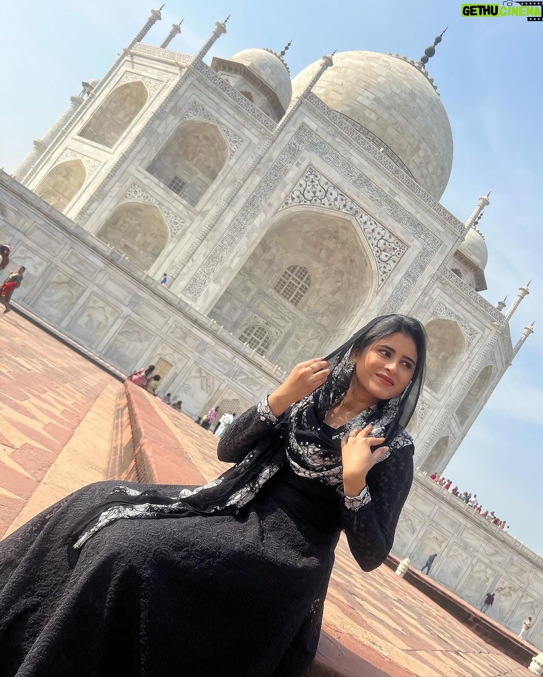 Rithika Tamil Selvi Instagram - Happy Valentine’s Day❤️ Spread love & peace ✌️🫶🏻😊 . . . . #wahtaj❤️ #tajmahal #tajmahalgallery #rithika #tamil_rithika #rithikatamilselvi #taj #valentinesday2024 Taj Mahal, Agra, India