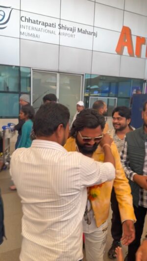 Ritu Singh Instagram - दिल से धन्यवाद भैया आज मुंबई आते ही आप सब का प्यार मिला मैं बहुत खुश नसीब हूँ कि आप जैसे मेरे पास बड़े भाई है ❤️😘🙏🏻🙏🏻
@ritu9170