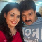 Ritu Singh Instagram – जन्मदिन की ढेरों शुभकामनाएँ गुरुजी ,ईश्वर का आशीर्वाद हमेशा आपके साथ रहे , #powerstar #dabangg #pawansingh ji 🌸🙏 proud to be your fan nd co-star too 🥰