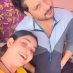 Ritu Singh Instagram - उसने मेरे झुमके को छूकर…इस तरह अपनी अदा दिखाई, दिल का कब क़त्ल हुआ… ये बात मुझे समझ में ना आयी 😋❤️ Jha ji ka jhumka 😜 All time my favourite , cute ,crime partner🥰 #hai #jhumka 🔥🧿🔥