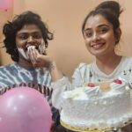 Ritu Singh Instagram - Hamare janmdin par aj hamre bhojpuri ke super ⭐ gaurav jha or Ritu Singh jii ,🙏 mujhe itana bara surprise diye mai soch nhi sak Raha hu mai kya bolu itna Sara pyar diye mai pagal ho gaya thanks you 😊❤️ gaurav chacha or Ritu diii or oll aplogo ne mujhe itana sara pyar dene ke liye ❤️❤️❤️🙏🙏🙏☺️☺️☺️