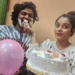 Ritu Singh Instagram - Hamare janmdin par aj hamre bhojpuri ke super ⭐ gaurav jha or Ritu Singh jii ,🙏 mujhe itana bara surprise diye mai soch nhi sak Raha hu mai kya bolu itna Sara pyar diye mai pagal ho gaya thanks you 😊❤️ gaurav chacha or Ritu diii or oll aplogo ne mujhe itana sara pyar dene ke liye ❤️❤️❤️🙏🙏🙏☺️☺️☺️