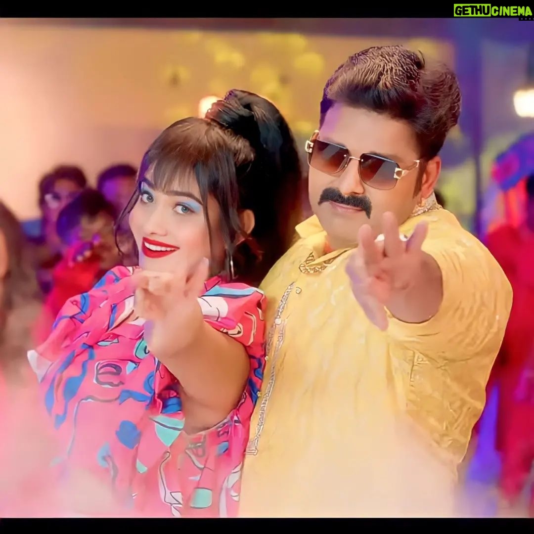 Ritu Singh Instagram - Super hit jodi #trending #post #newpost #viralpost #newpost #pawansingh999 #powerstarfans #powarsterpawan💪 UP60 जिला बलिया