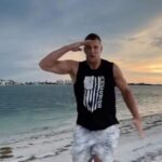 Rob Gronkowski Instagram - You guys ready for the biggest Memorial Day Weekend extravaganza of all times? Cause I sure am 👊 Join me, Robbie G, your host for the #USArmySaluteFest this Saturday, May 27th on beautiful Miami Beach! 🇺🇸  Full day @USArmy showcase including tank & helicopters 🚁 🇺🇸 Drone show 🇺🇸 Musical performances by @NattiNatasha @theChris Janson, @BRELAND, @itsJVKE, 🇺🇸 Fireworks 🎆 And more! Get your tickets using code: LOYAL23 at USAsalute.com or the link in @airandseashow for tix! #HyundaiAirandSeaShow #USArmySaluteFest #ExperienceMiamiBeach