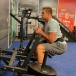 Rob Gronkowski Instagram - Love a good pump session in the Gronk Zone to get myself BEACH READY BABY 💪🏼😎 Use code YBELL15 to get yourself a pair of Y Bells and workout like me, link in bio 🚨Here’s the full workout: A1:Pull ups-10 reps A2: Belt Squats-15 reps A3: Y bell Swings-10 reps B1:Inertia Wave-1 minute B2:Jacob’s Ladder-1 minute Y Bell Push Ups-15 reps Y Bell Curls-15 reps