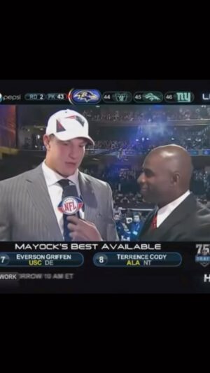 Rob Gronkowski Instagram - #flashbackfriday to the good ole draft days! Ding ding ding round 2!

#nfldraft #round2 #draftday #patriots