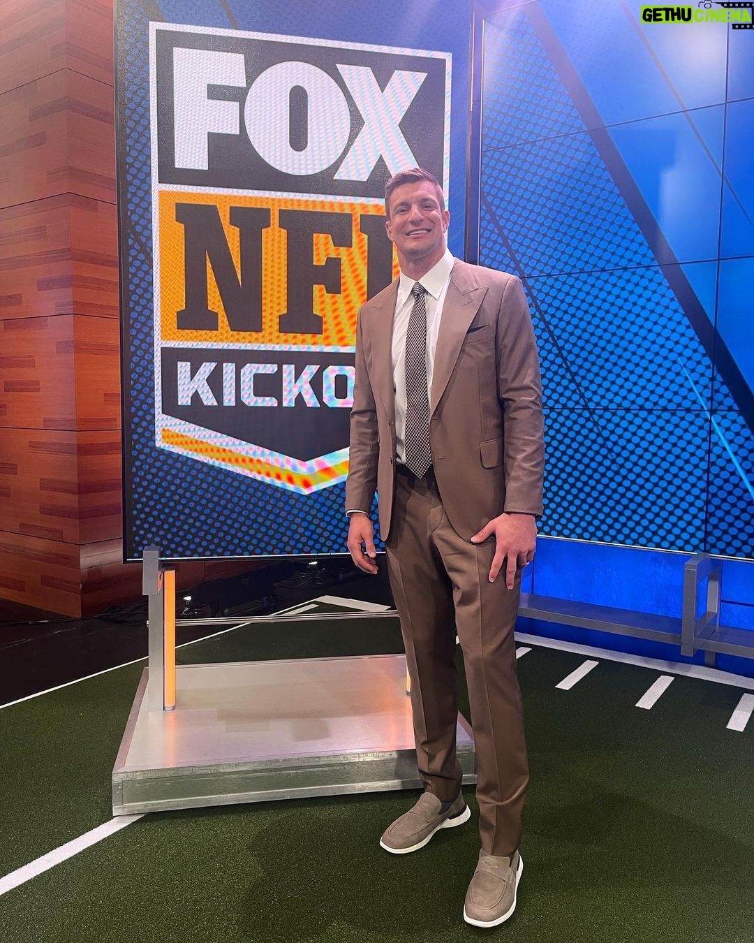Rob Gronkowski Instagram - Sunday Drip Drops @nflonfox